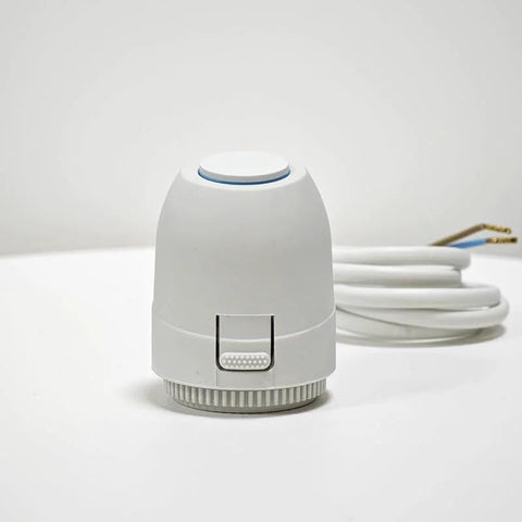 White 2W normally closed 24V electric thermal actuator with blue top ring for underfloor heating valve, IP54.