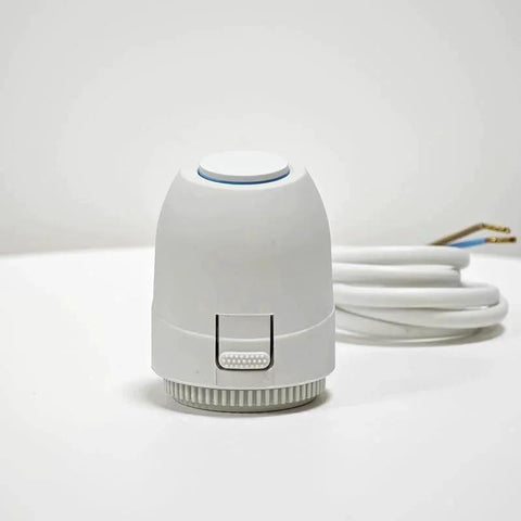 Front view of 2W Normally Closed 24V Electric Thermal Actuator For Underfloor Heating Systems IP54 Waterproof Thermostat Valve