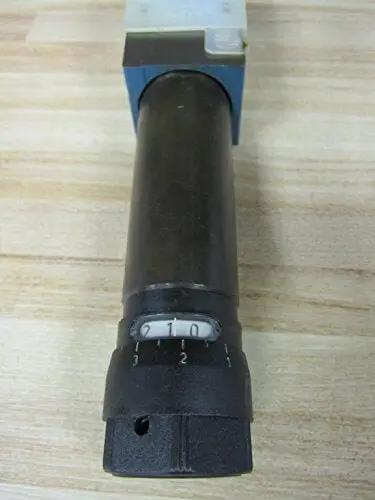 Adjustable sandwich flow control valve ZDR 6 DA3-43/75Y PN R900410864 single unit with set-and-lock adjustment, close-up view