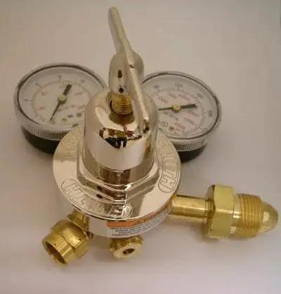 Argon And Nitrogen Gas Regulator For Welding, 30 Series, 150 PSI, 2 Inch Inlet, single stage, dual gauge, brass fittings