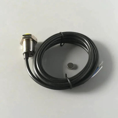 Front view: M18 NPN normally-open magnetic proximity sensor with magnet and cable, 10 mm sensing distance.