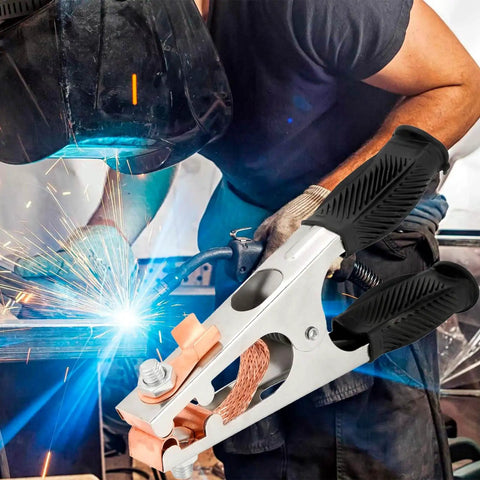 Heavy-Duty 500A Copper Welding Ground Clamp with strong spring, electroplated US type earth clip in manual welder's hand.