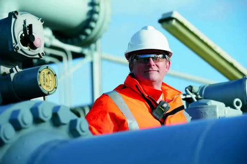 Engineer wearing Ammonia NH3 Single Gas Detector For Industrial Jobsites, ALTAIR 2X Portable NH3 Monitor in a chemical plant setting