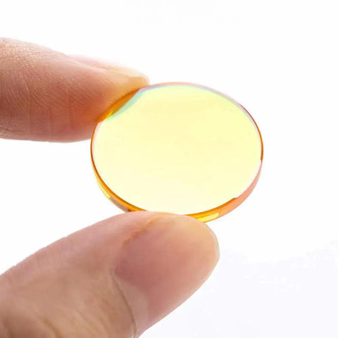 Hand holding 20mm CO2 Laser Lens CVD ZnSe Focusing Lens For CO2 Laser Engraving And Cutting Machines 63.5mm Focal Length 2mm Thick