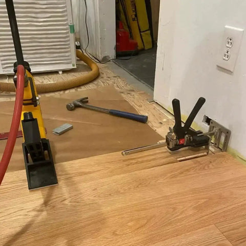 Original Handheld Jack and Clamp for One Hand Lifting Up to 330 Lbs used in flooring installation scene
