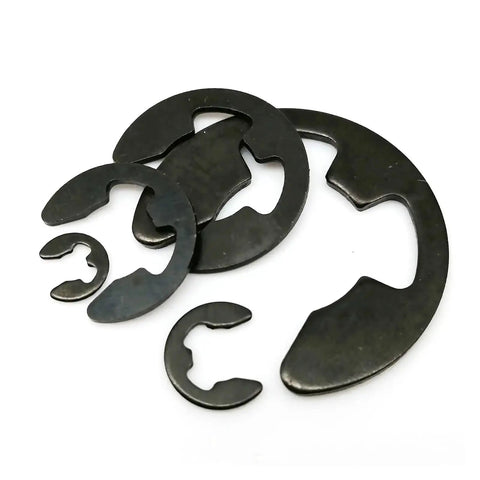 Pro Grade Black Steel External Retaining Ring Set For Shafts E Type And C Type Circlips DIN6799 Sizes M2 To M24 Including M2.5 M3 M3.5 M4 M5 M6 M7 M8 M9 M10 M11 M12 M13 M15 M19 M22 M24 Available In 10, 50, And 100 Packs, shown in various sizes on a white background.