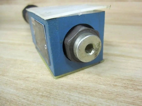 Adjustable sandwich flow control valve ZDR 6 DA3-43/75Y PN R900410864 single unit, close-up side view on wooden surface
