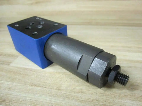FE3-SB-PC-M01-S-50 Single Hydraulic Spool Valve 4500 PSI, metal and blue housing, side view on wood surface