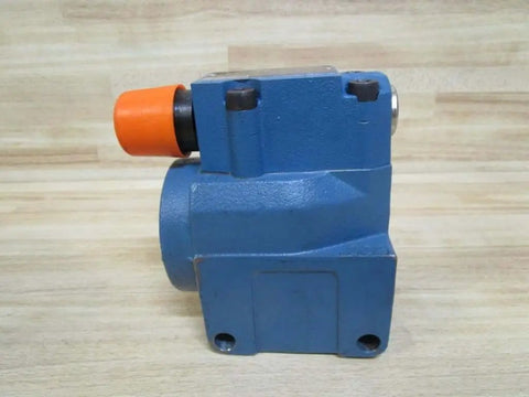 Side view of Directional control DB15G252/350 single unit 00730196 high-pressure spool, corrosion-resistant design.