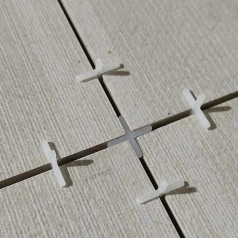 500 Pieces White Plastic Tile Spacers Pro Grade 1mm Spacing For Glue Down Installation Square Edge Geometric Pattern on Tiles