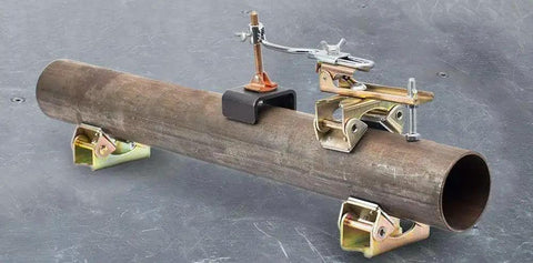 Deluxe Magnetic Grasshopper Welding Finger With Copper Spindle Magnetic V Pad Base And Anti Tipping Bolt installed on metal pipe