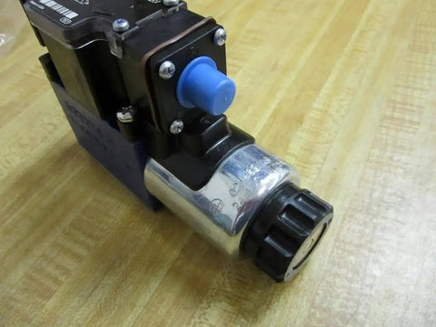 Directional control solenoid R978031711 2WE6Y62/EG24 N9DK24L2/62 24 VDC hydraulic proportional valve on wooden surface