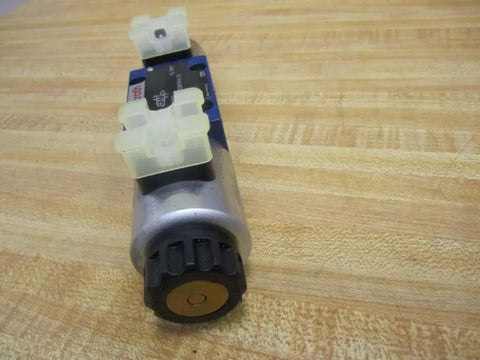 4WE 6 D62/OFEG24N9K4/ZV Directional Solenoid Spool Valve R901068630, 24 VDC 1.25A Single Unit, top view on wooden surface