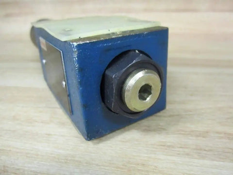 ZDR6DB2-43/75YMV/12 Sandwich Plate Pressure-Reducing Valve Bosch R978865862, Nominal Size 6, blue housing, close-up view