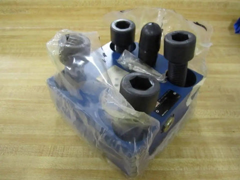 Hydraulic manifold single unit R900974682 FD 69213 LFA 63 DBW2-71/400 in clear packaging with visible port connections.