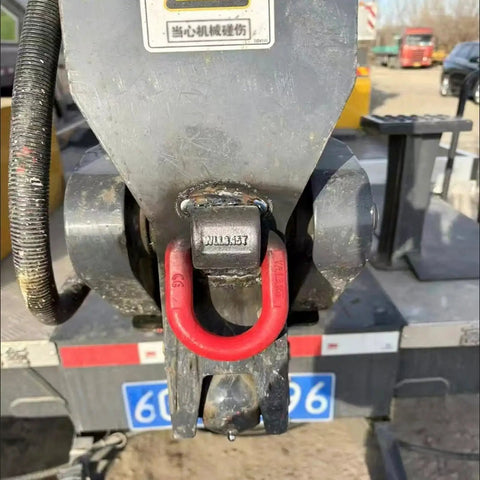 3.15 Ton Heavy Duty Welded Lifting Ring G80 Forged Alloy Steel D Ring Attachment installed on a vehicle.