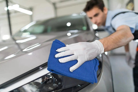 Person using Ultra Absorbent Cotton Shop Towels Pack Of 50 12 By 14 Inches Super Soft Rags For Home Garage And Auto Care Grime Busting.