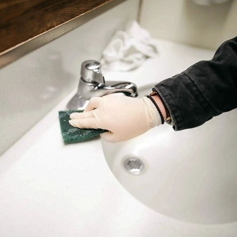 Person wearing Industrial Grade Latex Disposable Gloves 8 Mil Powder Free Double Chlorinated Case Of 1000 cleaning a sink