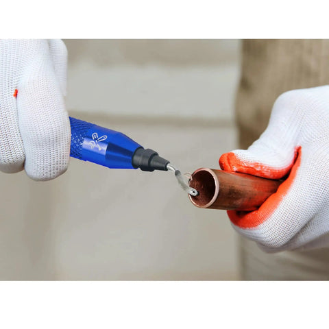 Deburring Tool Kit With 20 High Speed Steel Blades And Storage Handle For 360 Degree Swivel Burr Remover in use on copper pipe