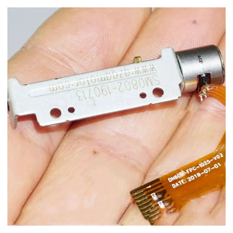 DC 5V 30mm Linear Actuator With 8mm Stroke 2 Phase 4 Wire Precision Stepper screw slider visible in hand