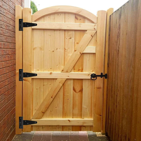 Wooden gate with Six Pack Of 3 Inch Black T Strap Shed Hinges Heavy Duty Gate Strap Hinges For Barn Doors Sheds Or Wooden Fences Made From Solid Iron