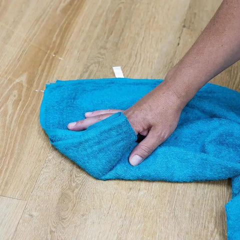 Hand using Blue Virgin Huck Cotton Rags 25 Inch By 16 Inch Lint Free Cleaning Cloths, 50 Pound Box, Workhorse Wipe Down Rags for auto shop