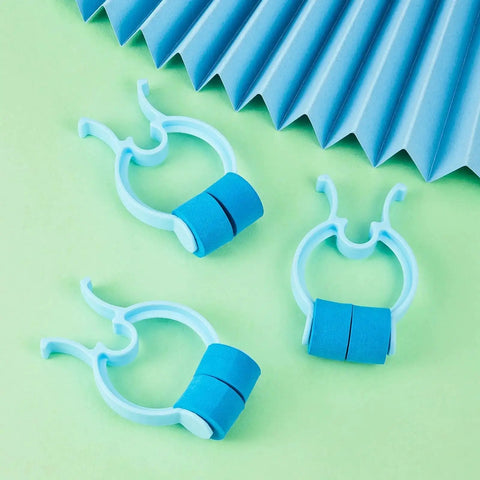 16 Piece Nose Clip Set For Nosebleed Prevention Epistaxis Stopper Nasal Clip Foam Plastic Stoppers on green background