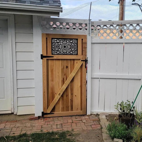 Wooden garden gate with 8 Inch T Strap Barn Door Hinges Heavy Duty Gate Hinge Set Black Wrought Iron Rustproof 6 Pcs, installed.