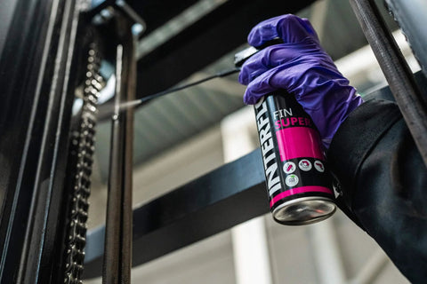 Applying Fin Super Industrial Oil Lubricant Spray With Penetrating Dry Film Action, Teflon Free And PFAS Free, 300ml aerosol on machinery chain