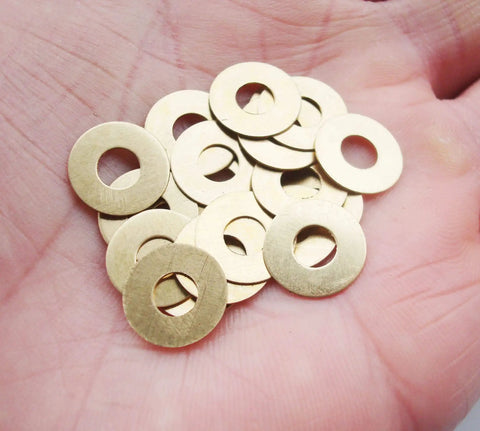 Griptilian Mini Brass Washer Replacement Set for Pivot Pins 0.4x12x5.2 Mm EDC Folding Knife Gear Cushion Pad, hand view.