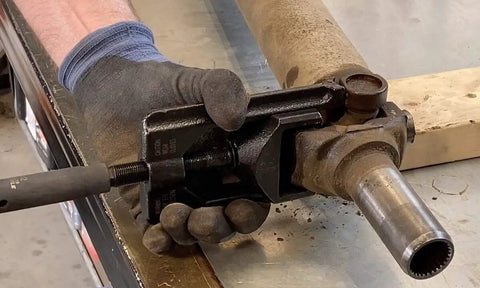 Small U Joint Puller Set For Cars Trucks And Agricultural Equipment With Two Size Design, quickly removes sealed U joint caps