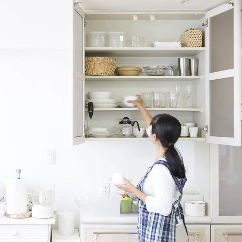 DecoBasics cabinet hinges, 2 pcs, full-overlay, white kitchen with open cabinets and person cleaning dishes