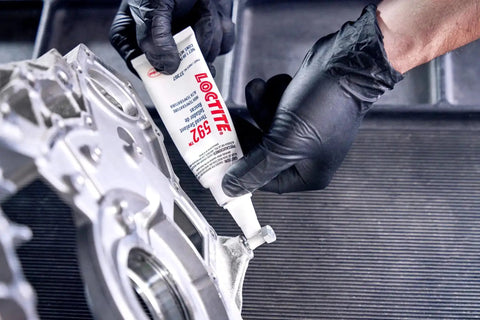 Applying opaque automotive thread sealant with high pressure toughness and thick viscosity that prevents galling, 50 ml, 1 pack
