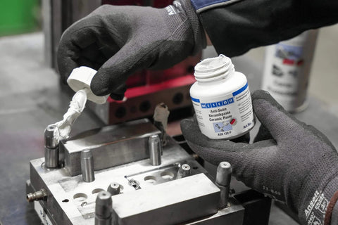Applying Anti Seize Ceramic Paste for Screws and Bolts High Temp Metal Free Lubricant to mechanical parts