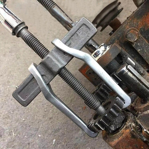 Heavy Duty 4 Inch CR V Gear Puller With Two Jaw Adjustable Bearing Puller For Internal Or External Bearing Removal, in use