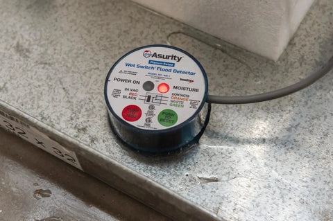 Wet Switch Flood Detector With Hydrophilic Pad And Integrated Feet, Top Notch Water Sensor on metallic surface