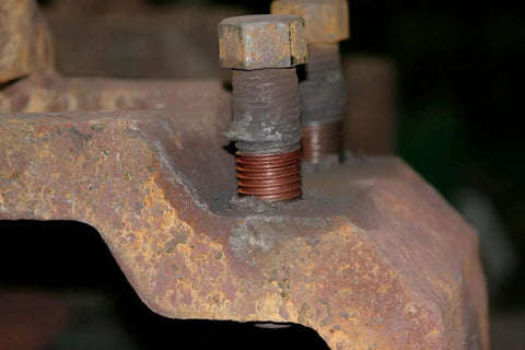 Rusty bolts treated with Copper Paste Anti Seize Lubricant For High Temperature Applications, Heavy Duty Assembly Compound on metal surface
