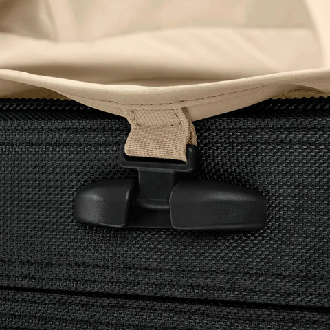 Close-up of self-repairing zipper on Large 29 Inch Expandable Spinner Checked Luggage For Travel with One Touch CX