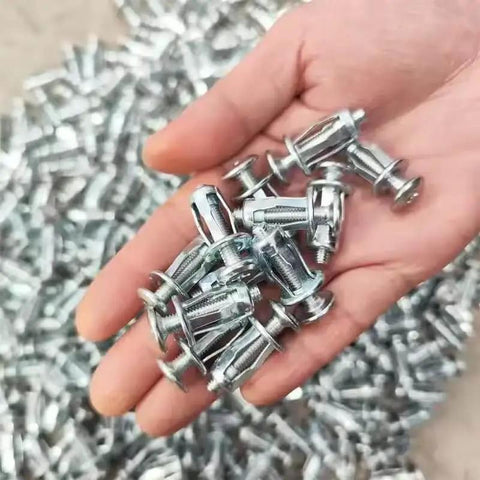Hand holding 8Pcs Jack Nuts And Petal Screw Anchors Expansion Plugs For Board And Wall Fasteners Set M5x25mm Type 03