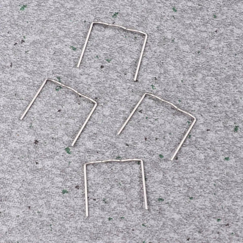 Car Bumper Staples Kit For Auto Body Repair 500Pcs Pre Cut Wave Staples For Hot Stapler Welding 0.6mm shown on a surface