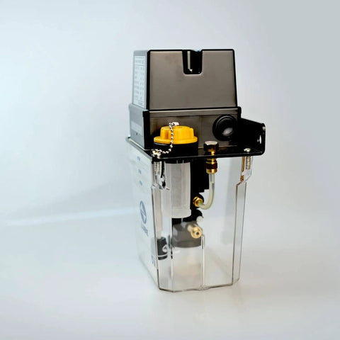 Automatic Intermittent Gear Pump For Lubrication System AMZ III 100V 1.8 Liter Capacity 285017 Model Compact Lightweight Oil Pump