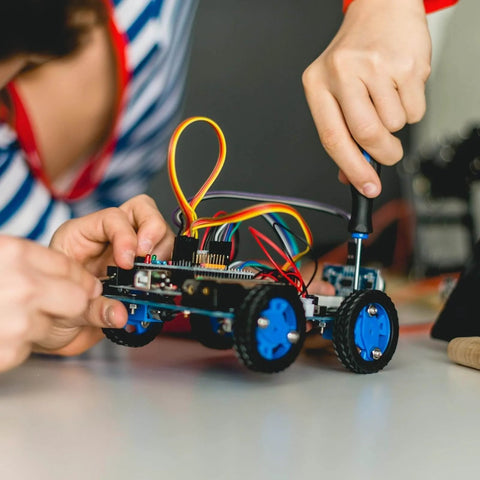 Person assembling a small wheeled robot using screws from 1760pcs M2 M3 M4 M5 Metric Screw Assortment, Grade 12.9 Alloy Steel kit