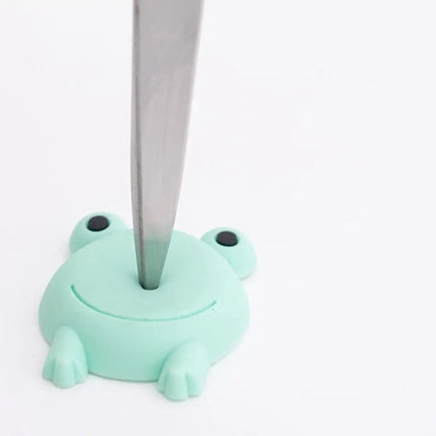 10 Pack Soft Silicone Doorknob Cushions And Wall Protection Pads Anti Collision Silencing Door Stopper Set shaped like a frog in use