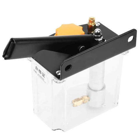 Manual Right Hand Lubricating Pump For CNC Machine Tools 650CC Capacity with small piston and 4mm outlet