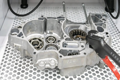 Engine component in a blasting cabinet for cleaning, suitable for Aluminum Oxide Fine Grit Sand Blasting Media 8 Lb Bag use.