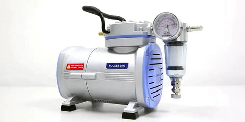 Oilless Vacuum Pump For Lab Filtration With 99 mbar Vacuum, 23 Lpm Airflow, 1750 RPM, featuring overflow protection and piston drive.