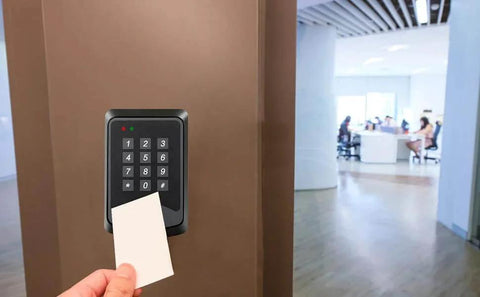 Using 125KHz RFID Keypad Panel For Door Access Control With 1000 User Capacity And 10 Keyfobs Fire Resistant ABS Offline Setup in office
