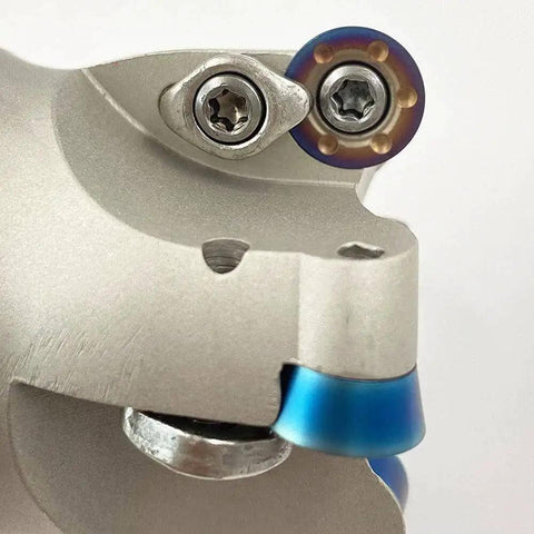Close-up of Built Tough Round Milling Inserts With Interchangeable Face Milling Holder For Roughing And Finishing Steel GBJ EMRW 6R 50 22 4T Plus Four RDMT1204M0 ZM1135 R6 Inserts Plate Face Milling Cutter Tool Holder For 42CrMo Steel HRC48