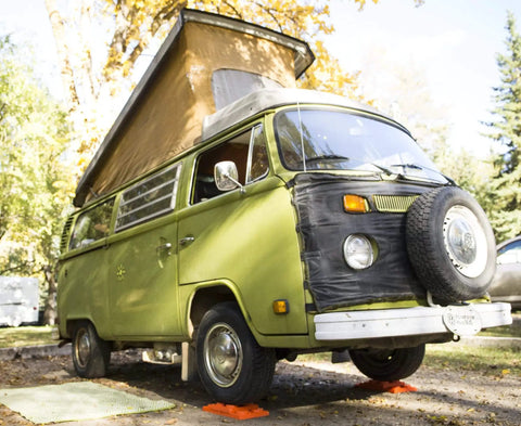 Green RV with Lynx Levelers 6 Pack leveling blocks for trailers and RVs with a 3 2 1 pyramid system in orange by Tri Lynx.