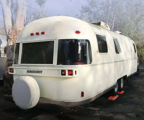 RV stabilized with Lynx Levelers 6 Pack Leveling Blocks For Trailers And RVs With A 3 2 1 Pyramid System Stack in orange
